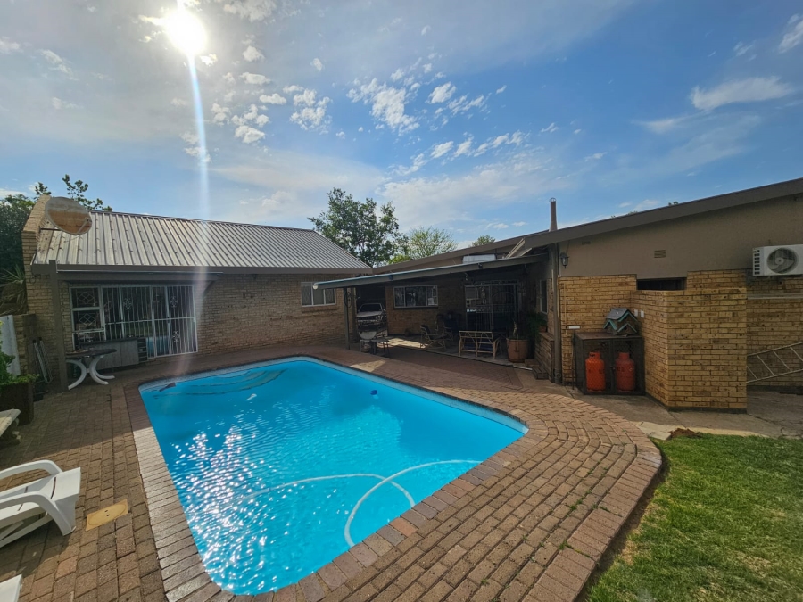 5 Bedroom Property for Sale in Merriespruit Free State